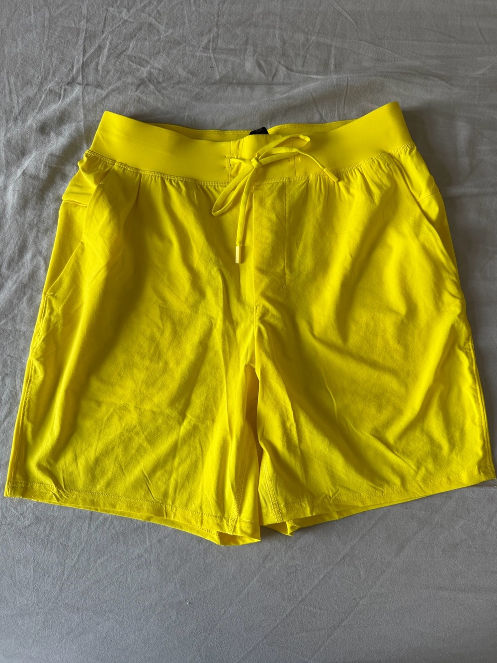 Men’s Medium Lululemon Bright Yellow Zeroed In 7” Linerless Shorts MSRP $68